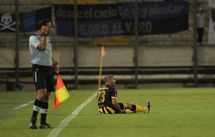 Walter Gargano, de Peñarol, luego de lesionarse en el Campeón del Siglo. · Foto: Sandro Pereyra