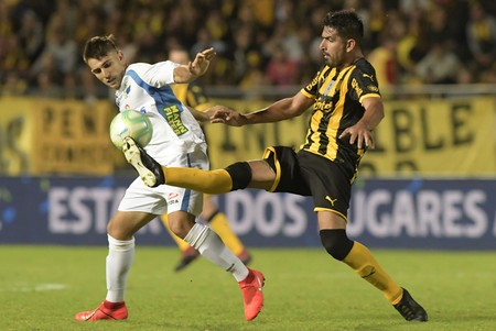Nicolas Acevedo, de Liverpool, y Lucas Viatri, de Peñarol, ayer, en el estadio Campeón del Siglo. · Foto: Sandro Pereyra Nicolas Acevedo, de Liverpool, y Lucas Viatri, de Peñarol, ayer, en el estadio Campeón del Siglo. · Foto: Sandro Pereyra