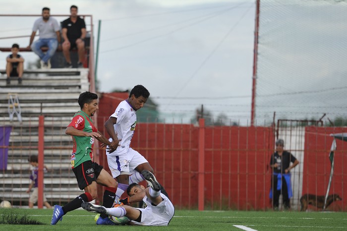 Darío Denis y Juan Álvez de Fénix, y Bruno Foliados, de Boston River, por la quinta fecha del Torneo Apertura, el 16 de marzo, en el Complejo Rentistas. · Foto: Federico Gutiérrez