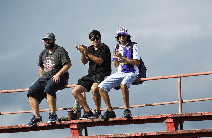 Hinchas de Fénix en el Complejo Rentistas · Foto: Federico Gutiérrez