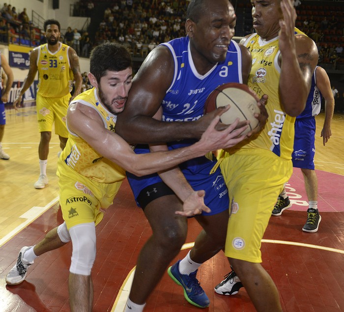 Gustavo Barrera, de Hebraica Macabi, Kevin Young, de Biguá, y Jaime Lloreda, de Hebraica Macabi, en el gimnasio de Trouville.  · Foto:  Santiago Mazzarovich