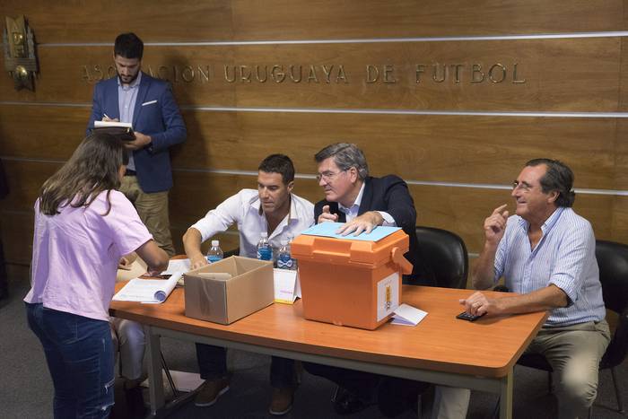 Andrés Scotti, Pedro Bordaberry y Armando Castaingdebat, durante las elecciones de la Asociación Uruguaya de Fútbol.  · Foto: Mariana Greif
