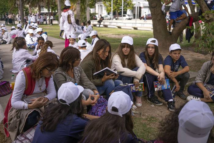 Jornada de lectura en la plaza Líber Seregni. · Foto: Mariana Greif