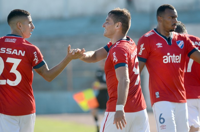 Gonzalo Bergessio celebra su gol ante Cerro junto a Santiago Rodríguez y Felipe Carvalho, en el estadio Luis Tróccoli. · Foto: Pablo Vignali