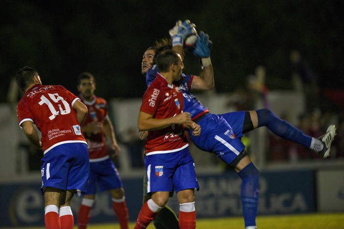 Revancha de las semifinales de la 16a Copa Nacional de Selecciones de OFI, en el estadio Emilio López López, en Pando. · Foto: Fernando Morán Revancha de las semifinales de la 16a Copa Nacional de Selecciones de OFI, en el estadio Emilio López López, en Pando. · Foto: Fernando Morán