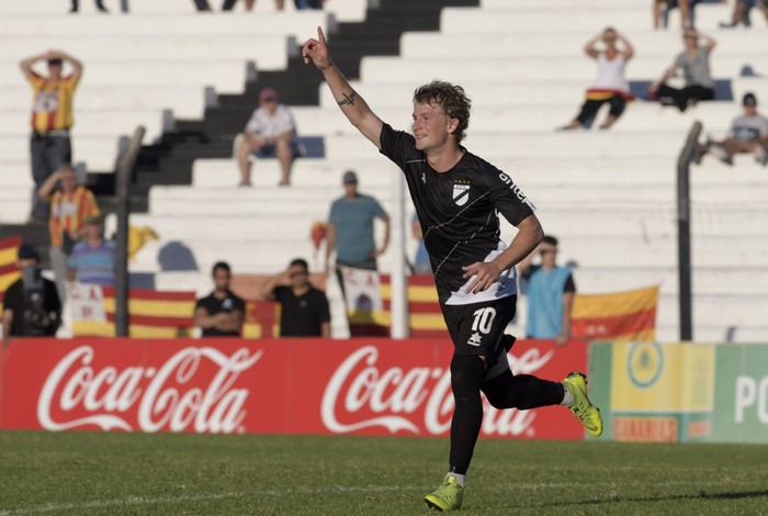 Thomás Chacón, de Danubio, convirtió el tercer gol de su equipo. Foto: Sandro Pereyra