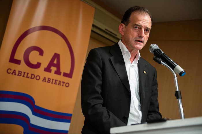 Guido Manini Ríos durante el acto de Cabildo Abierto, el 3 de abril. · Foto: Santiago Mazzarovich / adhocFOTOS