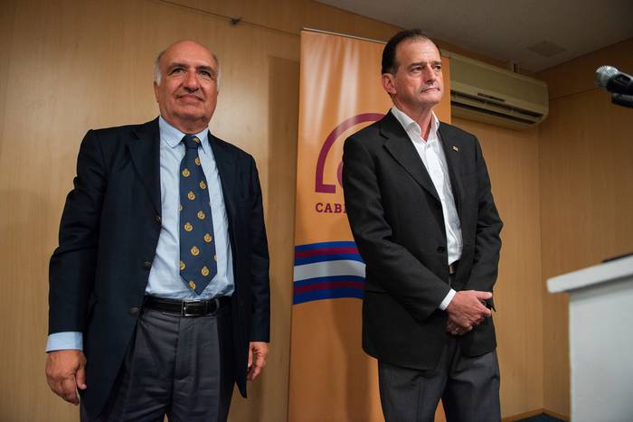 Guillermo Domenech y Guido Manini Ríos durante el acto de Cabildo Abierto en el Hotel Ibis.  · Foto: Santiago Mazzarovich / adhocFOTOS