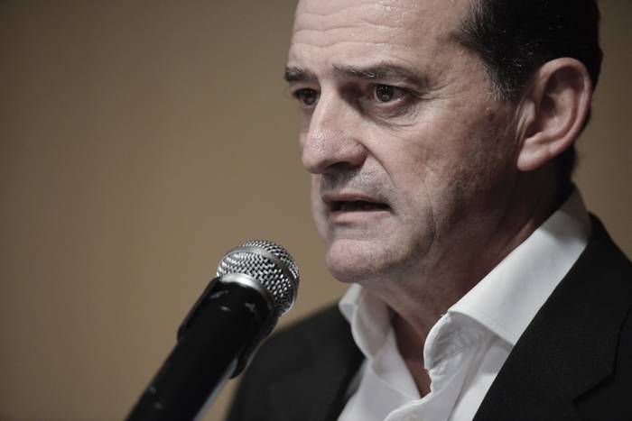 Guido Manini Rios durante el lanzamiento de su candidatura a presidente por el partido Cabildo Abierto.  · Foto:  Santiago Mazzarovich