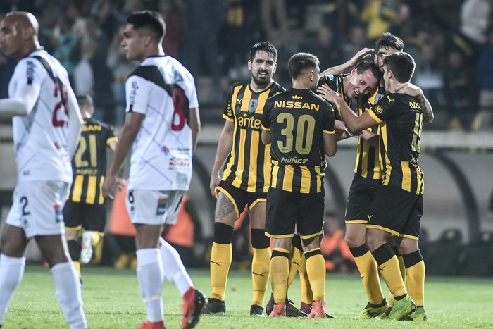 Cristian Lema, tras su gol para Peñarol frente a Danubio, por la 7° fecha del Torneo Apertura, en el Campeón del Siglo. · Foto: Javier Calvelo/ adhocFOTOS