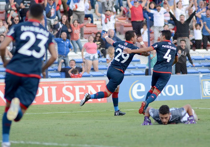 Octavio Rivero, festejando su gol en el Gran Parque Central. · Foto: Pablo Vignali