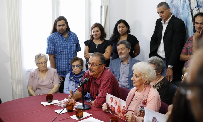 Estela de Carlotto, presidenta de Abuelas de Plaza de Mayo, junto a Carlos Alberto Solsona (i), padre de la nieta 129. · Foto: María Píriz