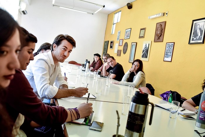 Juan Sartori durante la reunión con los representantes de los trabajadores sindicalizados en la sede PIT CNT de Montevideo.  · Foto: Ricardo Antúnez, adhocFOTOS