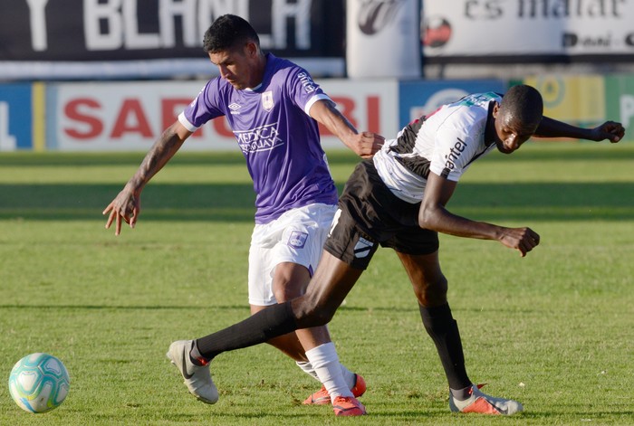 Mauro García, de Defensor y Denis Olivera, de Danubio. · Foto: Pablo Vignali