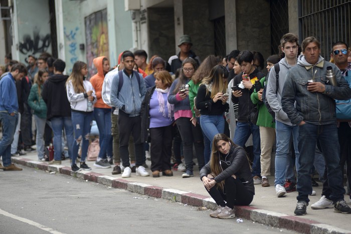 Cola para tramitar la credencial cívica, esta mañana, en la Ciudad Vieja.  · Foto: Andrés Cuenca