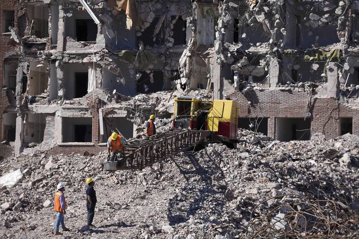 Trabajo de demolición del hotel San Rafael, en Punta del Este. (archivo, abril de 2019) · Foto: Nicolás Celaya / adhocFOTOS