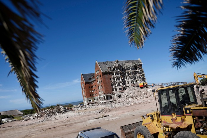 Demolición del ex Hotel San Rafael frente a la playa brava de Punta del Este, Maldonado (archivo, abril de 2019) · Foto: Nicolás Celaya / adhocFOTOS