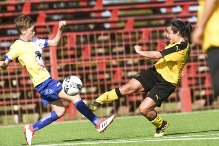 Luana Galván, de Bella Vista, y Ximena Daiana Velazco, de Peñarol, el sábado, en el Complejo Rentistas · Foto: Fernando Morán Luana Galván, de Bella Vista, y Ximena Daiana Velazco, de Peñarol, el sábado, en el Complejo Rentistas · Foto: Fernando Morán