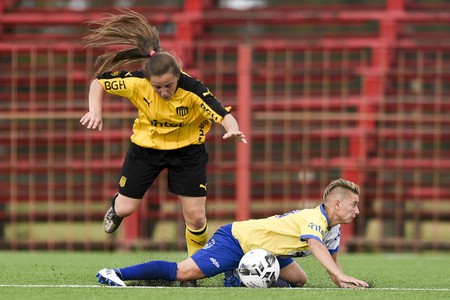 Agustina Arámbulo, de Peñarol y Jessica De León, de Bella Vista, por la 4ª etapa del Torneo Apertura del Campeonato Uruguayo de Primera División, en el Complejo Rentistas (archivo, abril de 2019). Agustina Arámbulo, de Peñarol y Jessica De León, de Bella Vista, por la 4ª etapa del Torneo Apertura del Campeonato Uruguayo de Primera División, en el Complejo Rentistas (archivo, abril de 2019).