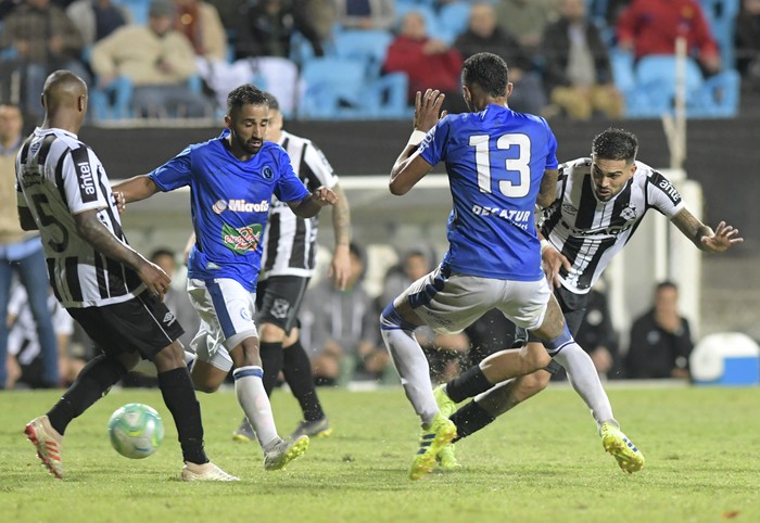 Santiago Martínez, de Wanderers, Sebastian Assis y Jorge Graví, de Cerro Largo, y Nicolás Albarracín, de Wanderers, en el Parque Alfredo Víctor Viera.  · Foto: Sandro Pereyra