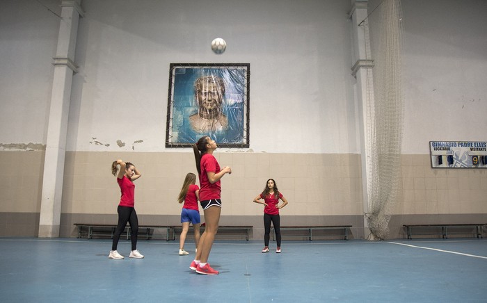 Entrenamiento de las categorías sub 16 y sub 19 del Albion Football Club Femenino, en las instalaciones del Colegio Maturana. · Foto: Natalia Rovira