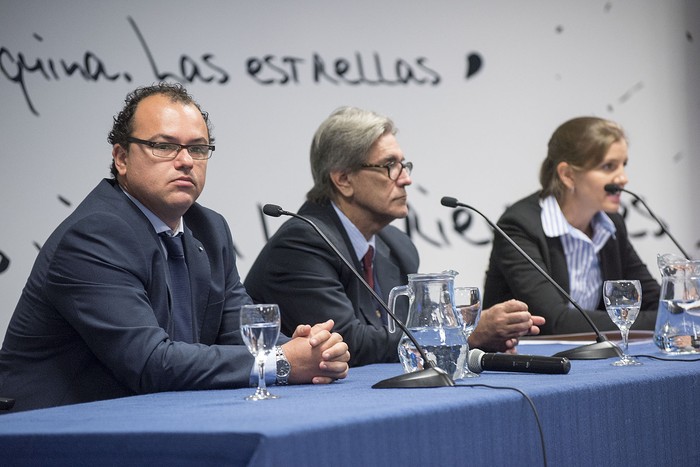 Blauco Rodríguez, Gustavo Ribero y Mariana Martínez, en la mesa Recursos Humanos: profesionalización de la gestión sanitaria, el 25 de abril. · Foto: Federico Gutiérrez