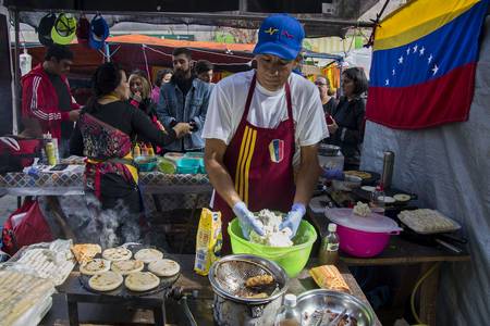 Puesto "La Gran Arepa" en Tristán Narvaja entre Uruguay y Paysandú, arepas estilo venezolanas.
· Foto: Alessandro Maradei Puesto "La Gran Arepa" en Tristán Narvaja entre Uruguay y Paysandú, arepas estilo venezolanas.
· Foto: Alessandro Maradei