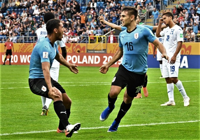 Sebastián Cáceres y Nicolás Acevedo, de Uruguay, festejando el primer gol del partido. Fuente: AUF.