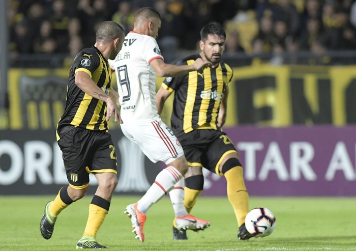 Walter Gargano de Peñarol, Gustavo Cuellar, de Flamengo, y Lucas Viatri de Peñarol , durante el partido por el grupo D de la copa Libertadores, el 8 de mayo de 2019 en el estadio Campeón del Siglo. · Foto: Sandro Pereyra