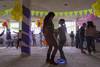 Claudia y su hija en el festejo del Día de la Madre en la cárcel de mujeres. Claudia y su hija en el festejo del Día de la Madre en la cárcel de mujeres.