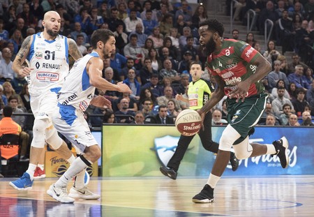 Marcos Cabot y Sebastian Vázquez, de Malvín, y Dwayne Davis, de Aguada, durante la primer final, en el Antel Arena. · Foto: Ricardo Antúnez Marcos Cabot y Sebastian Vázquez, de Malvín, y Dwayne Davis, de Aguada, durante la primer final, en el Antel Arena. · Foto: Ricardo Antúnez