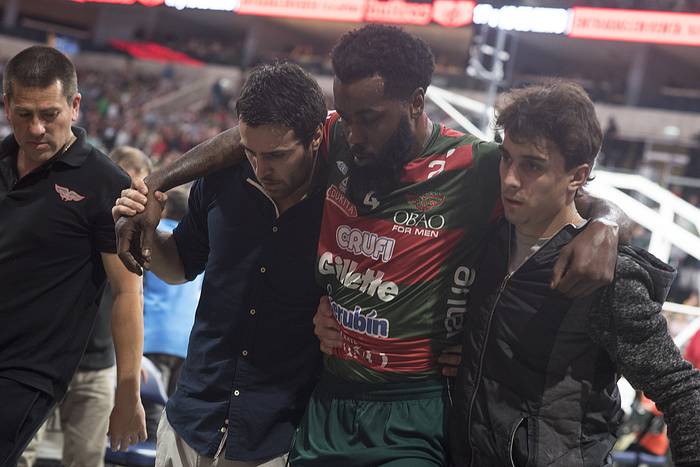 Dwaine Davis, tras lesionarse, el viernes 10, en el Antel Arena.  · Foto: Ricardo Antúnez