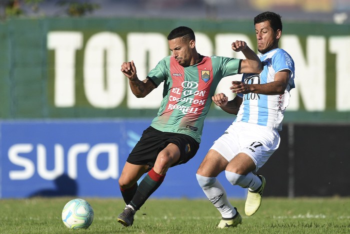 Leonardo Sebastián Melazzi, de Rampla Juniors y Federico Alonso, de Cerro,en el Estadio Olímpico. · Foto: Fernando Morán