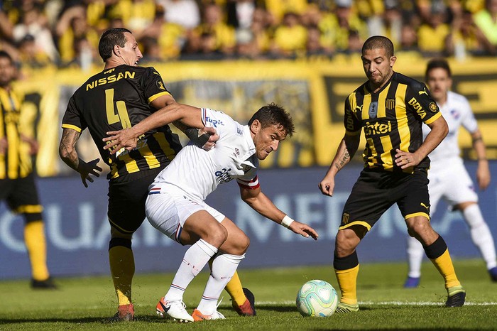 Cristian Lema, de Peñarol, Gonzalo Bergessio, de Nacional, y Walter Gargano, de Peñarol, en el Campeón del Siglo. · Foto: Fernando Morán