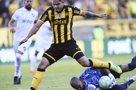 Gabriel Fernández, de Peñarol, y Luis Mejía, arquero de Nacional, en el estadio Campeón del Siglo. · Foto: Fernando Morán Gabriel Fernández, de Peñarol, y Luis Mejía, arquero de Nacional, en el estadio Campeón del Siglo. · Foto: Fernando Morán