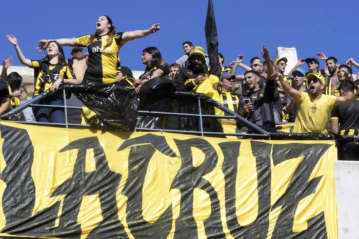 Hinchada de Peñarol durante el clásico del campeonato Apertura, en el estadio Campeón del Siglo.  · Foto: Sandro Pereyra