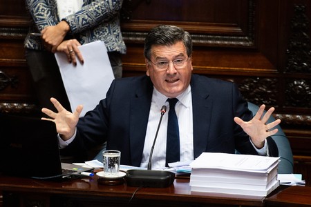 Pedro Bordaberry durante la votación del pase a retiro de generales que integraron el Tribunal de Honor. · Foto: Santiago Mazzarovich / adhocFOTOS Pedro Bordaberry durante la votación del pase a retiro de generales que integraron el Tribunal de Honor. · Foto: Santiago Mazzarovich / adhocFOTOS