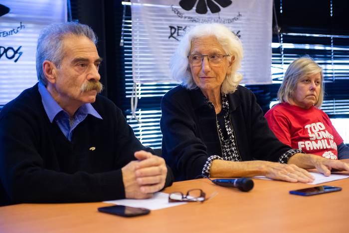 Ignacio Errandonea, Elena Zaffaroni y Silvia Bellizzi, durante la conferencia de prensa de Madres y Familiares de Detenidos Desaparecidos en APU. · Foto: Santiago Mazzarovich / adhocFOTOS