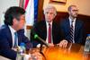 Luis Alberto Moreno, presidente del BID, Tabaréz Vázquez y Juan Andrés Roballo, prosecretario de la República, ayer, durante la conferencia de prensa en la residencia de Suárez. Luis Alberto Moreno, presidente del BID, Tabaréz Vázquez y Juan Andrés Roballo, prosecretario de la República, ayer, durante la conferencia de prensa en la residencia de Suárez.