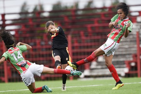 Camila Santos, de Colón, Melisa Molina, capitana de Progreso, Idanis Mendoza, de Colón, el domingo 19 de mayo, en el Complejo Rentistas. · Foto: Fernando Morán Camila Santos, de Colón, Melisa Molina, capitana de Progreso, Idanis Mendoza, de Colón, el domingo 19 de mayo, en el Complejo Rentistas. · Foto: Fernando Morán