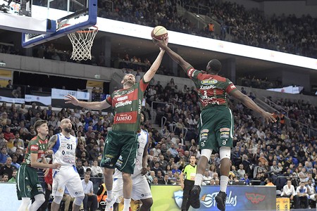 Joaquín Rodríguez, Andrew Feely y Al Thornton de Aguada, el 16 de mayo, durante la tercera final de la Liga Uruguaya de Basquetbol, en el Antel Arena. · Foto: Sandro Pereyra Joaquín Rodríguez, Andrew Feely y Al Thornton de Aguada, el 16 de mayo, durante la tercera final de la Liga Uruguaya de Basquetbol, en el Antel Arena. · Foto: Sandro Pereyra