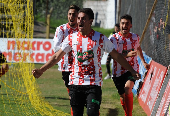 Festejo de gol de Matías Cóccaro. · Foto: Federico Gutiérrez