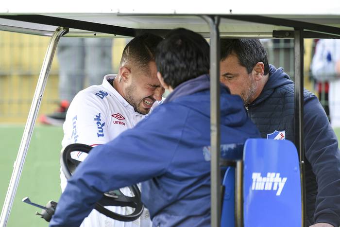Rodrigo Amaral, cuando se retiró lesionado en el estadio Domingo Burgueño Miguel, en Maldonado.  · Foto: Fernando Morán