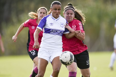 Laura Odriozola, de Defensor, Albertina Martínez y Camila Vidal, de Wanderers, por la 7ª etapa del Torneo Clasificatorio de Segunda División, en el Complejo Devoto. / Foto: Fernando Morán · Foto: Fernando Morán Laura Odriozola, de Defensor, Albertina Martínez y Camila Vidal, de Wanderers, por la 7ª etapa del Torneo Clasificatorio de Segunda División, en el Complejo Devoto. / Foto: Fernando Morán · Foto: Fernando Morán