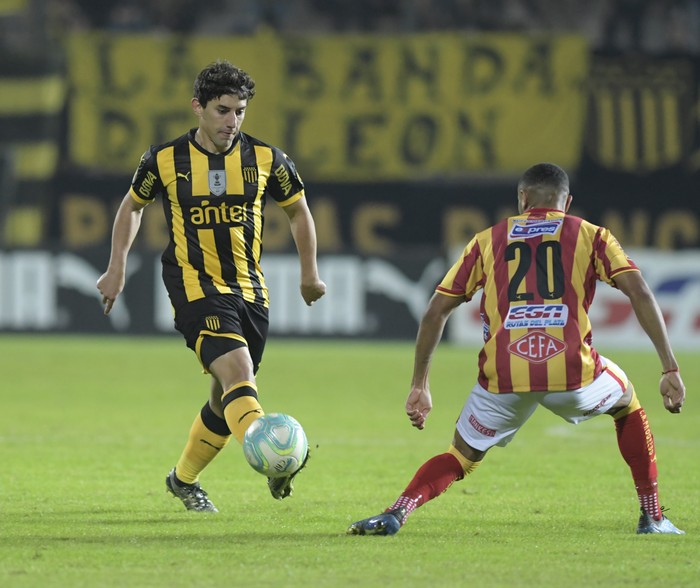 Peñarol y Progreso en el Estadio Campeón del Siglo por la decimocuarta fecha del Torneo Apertura. · Foto: Sandro Pereyra