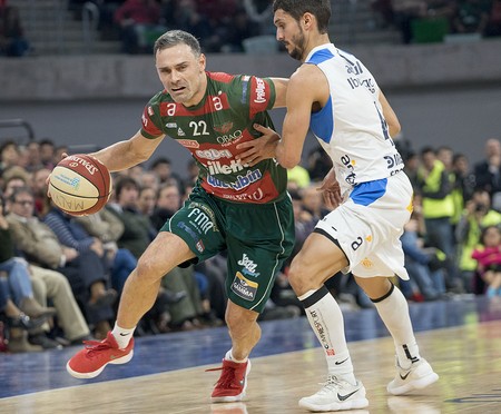 Federico Bavosi, de Aguada, y Marcos Cabot, de Malvín, el martes, en el Antel Arena. · Foto: Mariana Greif Federico Bavosi, de Aguada, y Marcos Cabot, de Malvín, el martes, en el Antel Arena. · Foto: Mariana Greif