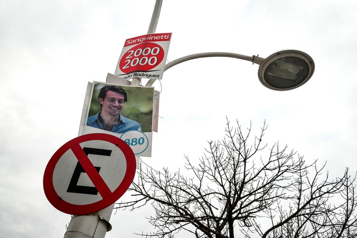 Publicidad callejera durante la campaña hacia las internas partidarias en Montevideo (archivo, mayo de 2019). Foto: Javier Calvelo / adhocFOTOS