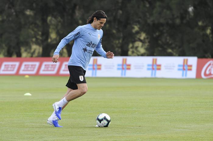 Edinson Cavani, durante un entrenamiento de la selección uruguaya, en el Complejo Uruguay Celeste. (archivo, mayo de 2019)



 · Foto: Federico Gutiérrez