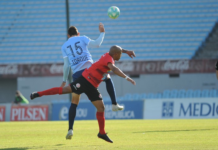 Yonatthan Rak, de Torque, y Héctor Acuña, de Rentistas, por la 5a fecha del Campeonato Uruguayo 2019 de Segunda División Profesional, en el estadio Centenario. · Foto: Federico Gutiérrez
