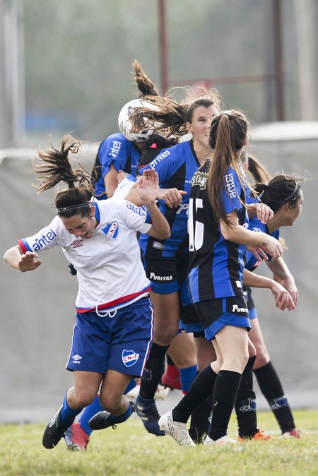 María Paz Vila, de Nacional, y Romina Soravilla, Fernanda Landaco y María Victoria Sena, de Liverpool, por la séptima fecha del Torneo Apertura del Campeonato Uruguayo de Primera División, el domingo, en el Complejo Keguay, en Toledo. · Foto: Fernando Morán María Paz Vila, de Nacional, y Romina Soravilla, Fernanda Landaco y María Victoria Sena, de Liverpool, por la séptima fecha del Torneo Apertura del Campeonato Uruguayo de Primera División, el domingo, en el Complejo Keguay, en Toledo. · Foto: Fernando Morán